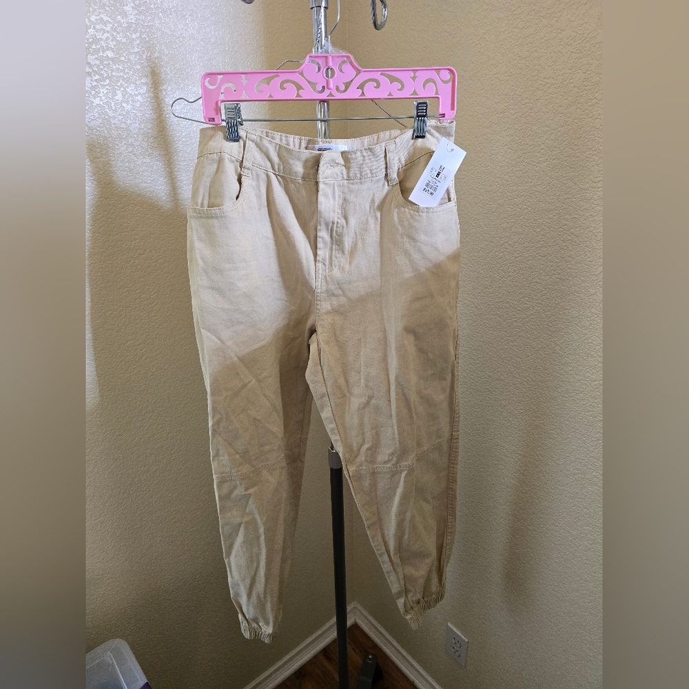 Refuge Tan Capris Brand New with Tags with Pockets Length 36" Inseam 26"